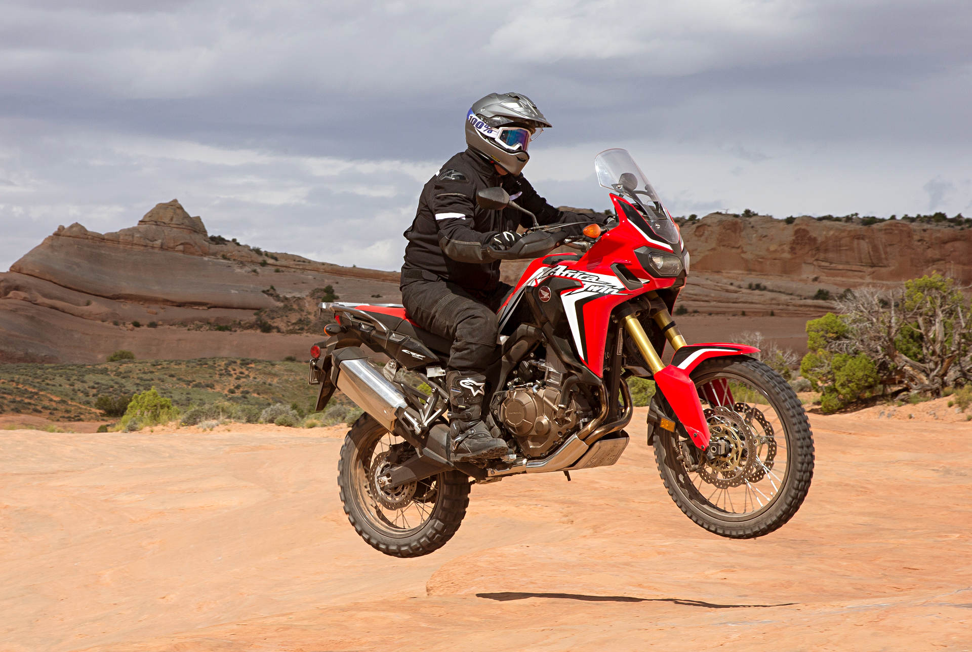 Honda africa. Honda Africa Twin. Honda Africa Twin 2008. Хонда Африка Твин 2016. Мотоцикл Африка Твин 2010 габариты.